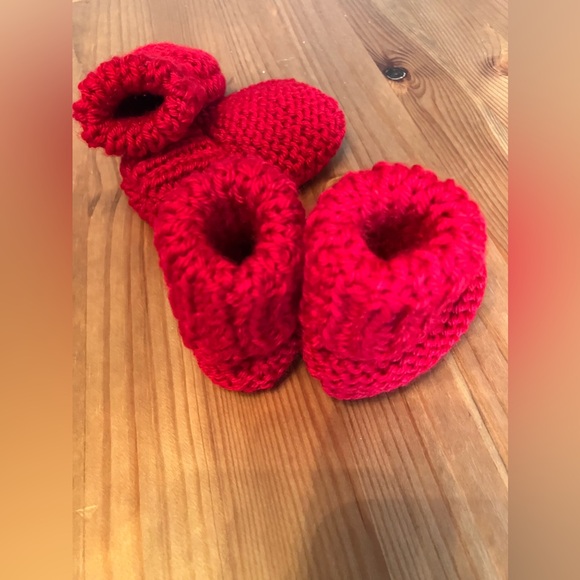 Red hand knitted infant mittens/booties gift set - Picture 12 of 14